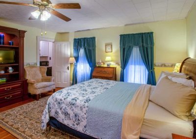Butternut Bedroom - Inn on Maple Street BB, Port Allegany